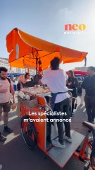 Sur le vieux-port de Marseille, Valérie régale les passants avec ses sandwichs au poulpe. Une recette iodée devenue incontournable, pour laquelle certains traversent la ville ! 🦑🥪