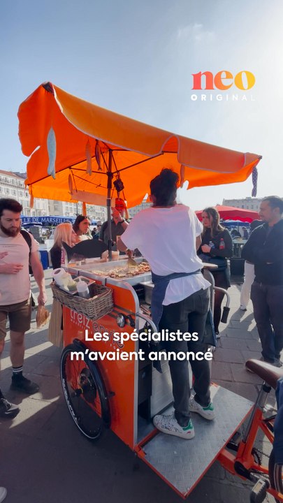 Sur le vieux-port de Marseille, Valérie régale les passants avec ses sandwichs au poulpe. Une recette iodée devenue incontournable, pour laquelle certains traversent la ville ! 🦑🥪
