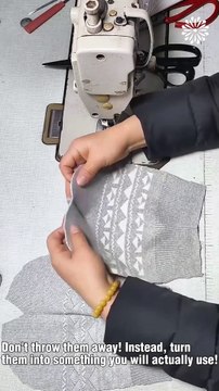 Upcycle these pants into a winter hat and mittens! ✂️