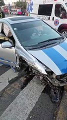 Choque de auto en Periférico Oriente derriba poste de luz en Iztapalapa