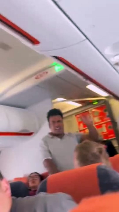 Les images glaçantes d'un individu qui menace de faire sauter en vol l'avion Easy Jet dans lequel il se trouve et qui est immobilisé par un passager - Regardez