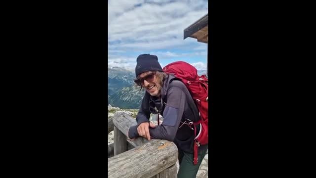 Giuseppe Cruciani raggiunge il rifugio dopo il crollo sulle Dolomiti di Brenta, il video: «Non c’è nessuno»