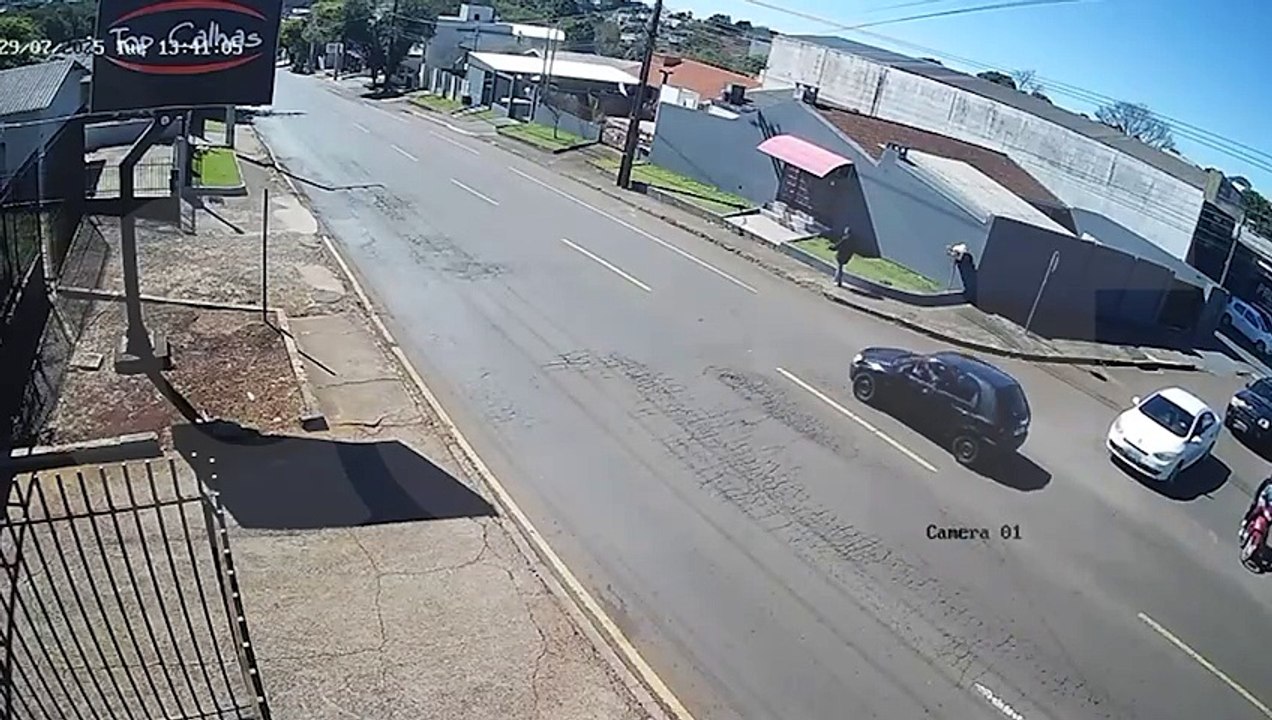 Câmera flagra motociclista voando por cima de carro após forte acidente na Rua Jacarezinho, em Cascavel
