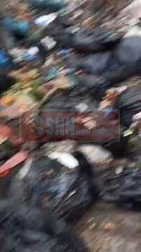 Şanlıurfa’da çöp kamyonunda görevli bir temizlik işçisi, çöp toplama alanına dökülen atıklar arasında yanmış Kur’an-ı Kerim sayfalarını buldu. O anlara tanıklık eden işçi, yaşadığı şaşkınlığı ve üzüntüyü cep telefonuyla kayda aldı.