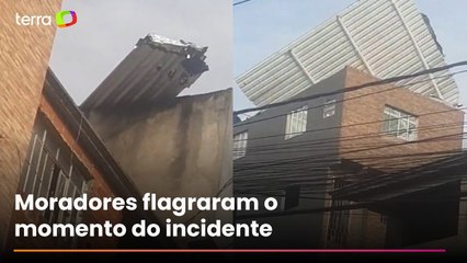Vídeo mostra o momento em que telhado inteiro de casa é arrancado por ventania em SP
