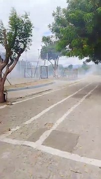 Moradora denuncia ateamento de fogo em lixo e fumaceira em praça no bairro Alto da Tubiba, em Patos