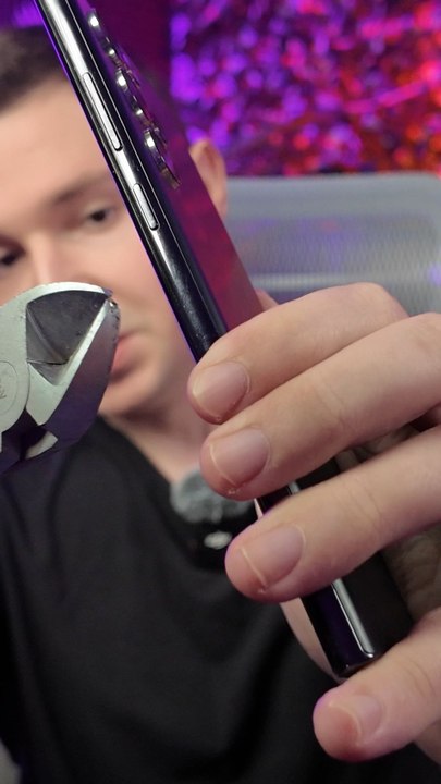 Si tu allumes ton téléphone comme ça tu fais une grave erreur ! #astuce #astuces #tips #tipsandtrick #tech #astucetech #téléphone #smartphone