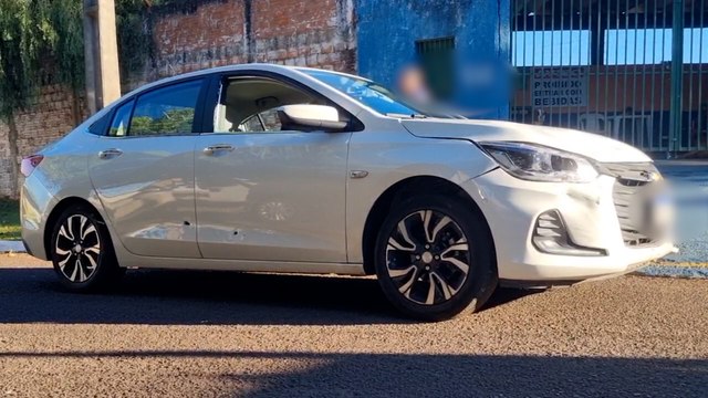 Onix fica com marcas de tiros após perseguição em Cascavel