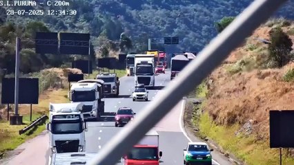 Flagra! Caminhoneiros bolivianos são presos por dirigir bêbados e na contramão na BR-277; veja o vídeo