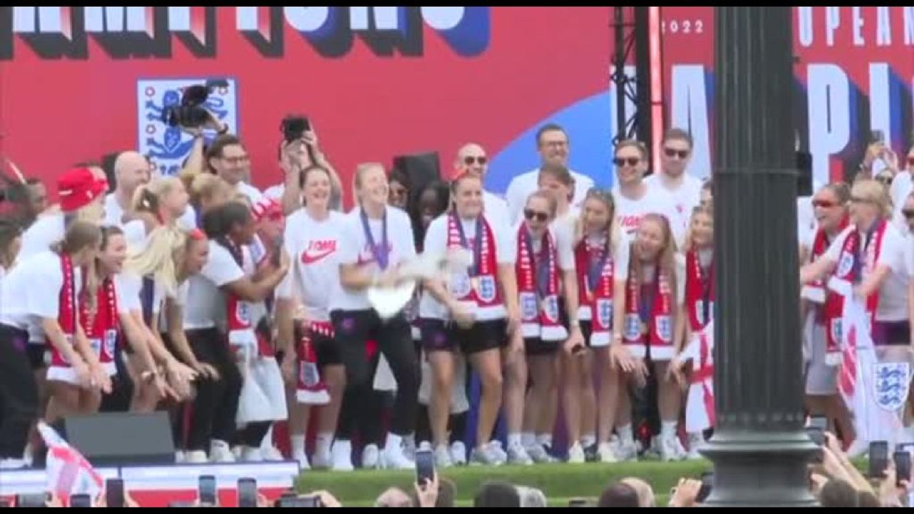 Calcio, la nazionale femminile inglese festeggia a Buckingham Palace