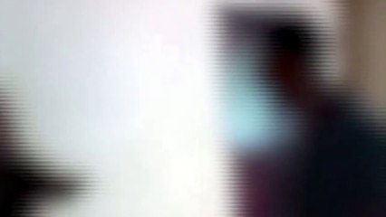 Vídeo mostra homem atacando mulher com pedaço de madeira