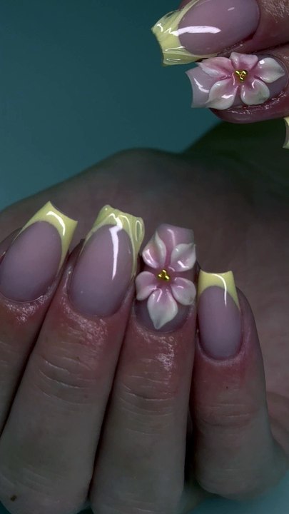 Soft, sunny, -so-dreamy 🌞🌸 Yellow French tips with 3D floral accents—bringing the sunshine wherever you go 💛🌼