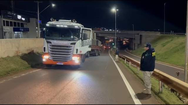 Motorista se perde, carreta caiu em canaleta e trânsito para no Trevo Cataratas