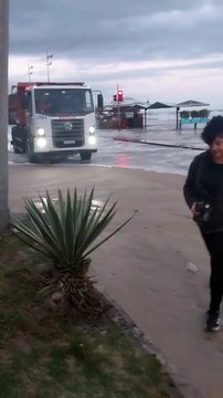 Ressaca marítima provoca ondas de 3,5 metros e interdita orla no Rio