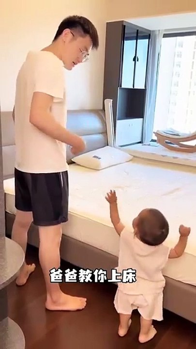 How_strong_is_the_imitation_ability_of_children__Parent-child_interaction__Dad_takes_care_of_chi(360p)