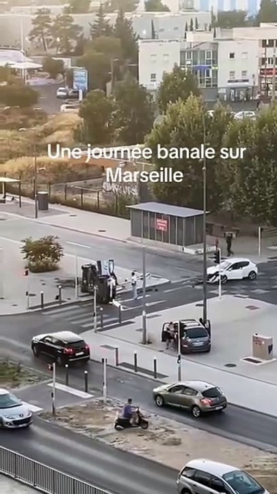 Marseille - Une voiture de police heurtée violemment par un véhicule : Personne ne vient en aide aux policiers blessés qui sont alors visés par des jets de projectiles