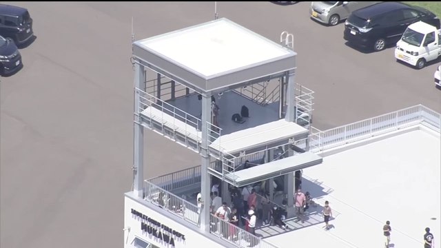 EVACUATION IN JAPAN | CITIZENS CLIMB ROOFTOPS TO ESCAPE TSUNAMI AFTER RUSSIA EARTHQUAKE