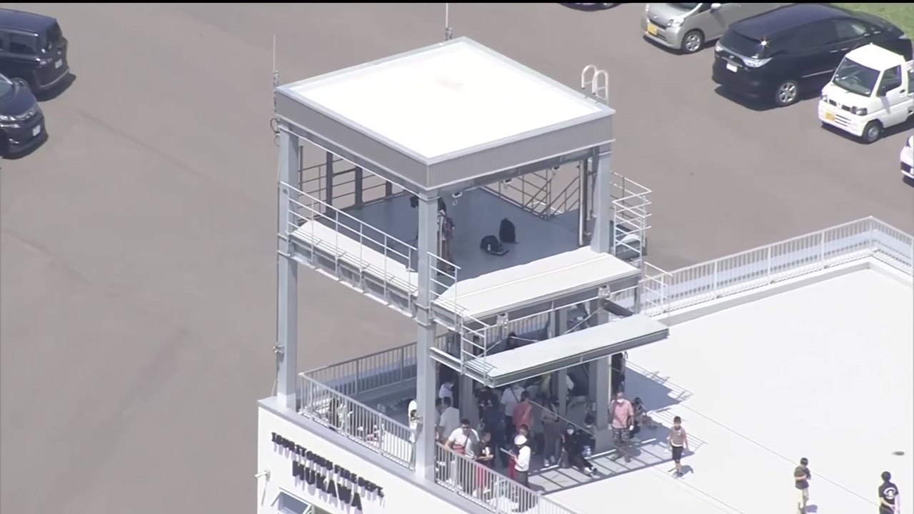 EVACUATION IN JAPAN | CITIZENS CLIMB ROOFTOPS TO ESCAPE TSUNAMI AFTER RUSSIA EARTHQUAKE