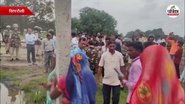 आदिवासियों और पुलिस के बीच धक्का-मुक्की