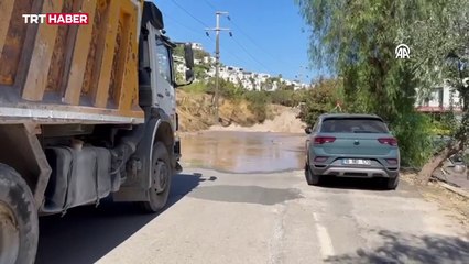 Bodrum'da ana su hattı patladı: Yol çöktü, tonlarca su boşa aktı