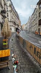 Après le Tour de France, le virage Lepic croule sous les ordures 