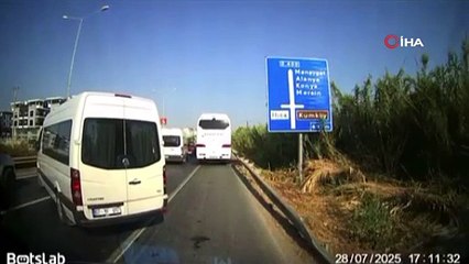 Antalya’da kural tanımayan sürücüler ambulansa geçit vermedi
