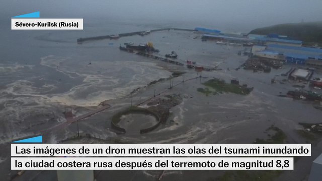 Las imágenes de un dron muestran las olas del tsunami inundando la ciudad costera rusa