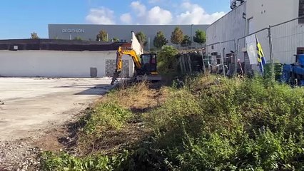 Démolition des enseignes à risque au-dessus du trou de Monthieu