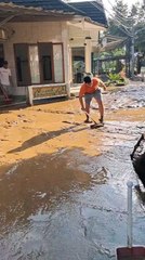 Pembersihan lumpur setelah banjir