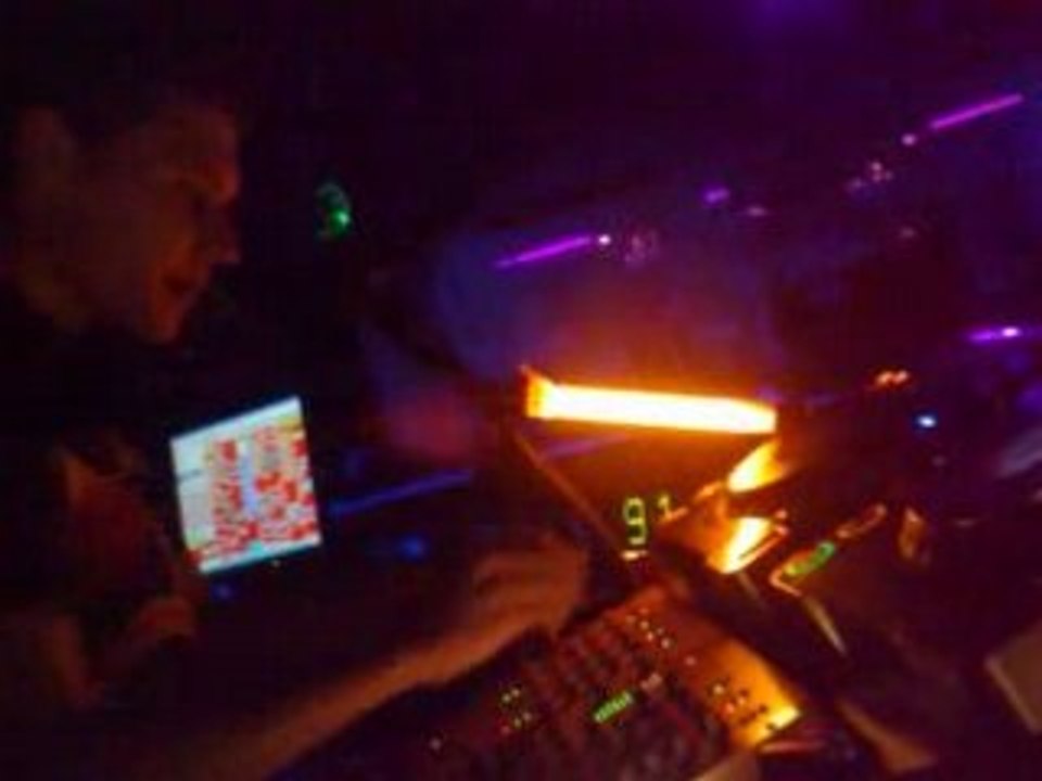 Julian Wess Play Celebrate Yearh :D   (14/05/08 Space Club)