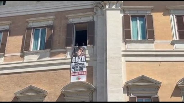 Striscione Avs sulla facciata Montecitorio: Gaza, l'ipocrisia uccide