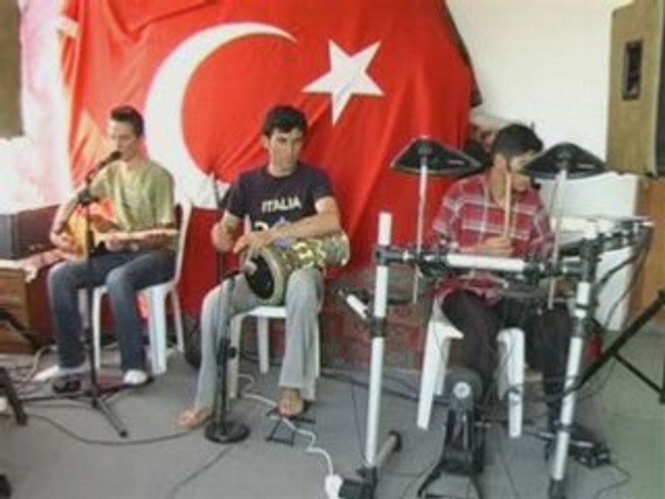 ÜMİT VE TAYFASI(YASMI VARDI MAHALLEDE)