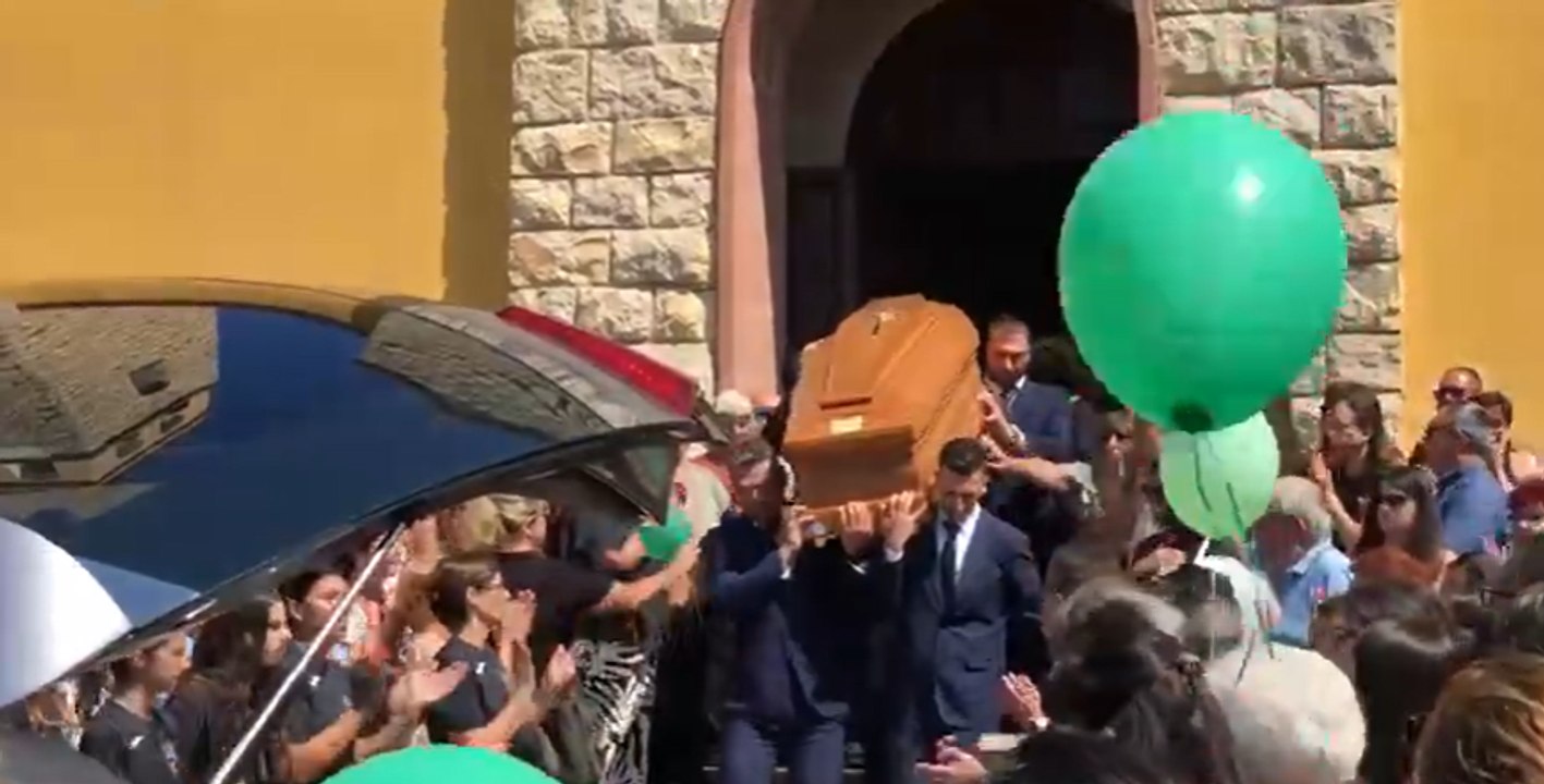 Motorini e palloncini per l'ultimo saluto a Fabrizio Calaresu, morto in un incidente stradale
