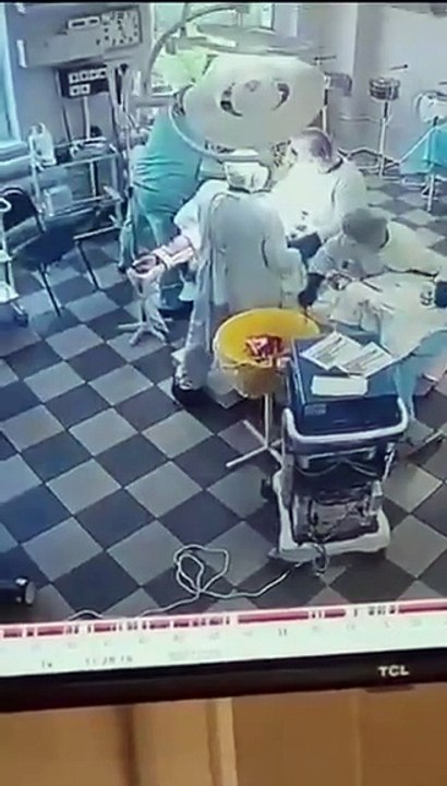 Séisme en Russie: Regardez ces chirurgiens qui, malgré les violentes secousses, continuent leur opération: "Ils sont restés clames et aux côtés du patient" - VIDEO