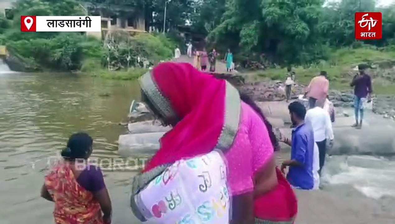 प्रसूतीच्या वेदना अन् पाण्यातून जीवघेणा प्रवास, पत्नीला उचलून पतीनं गुडघाभर पाण्यातून काढली वाट