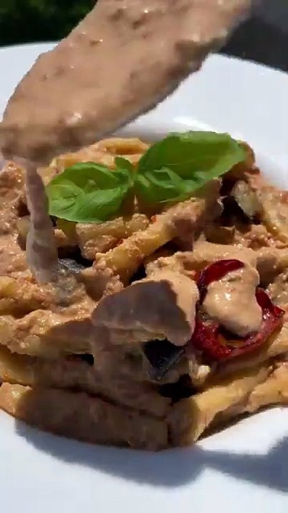 Pasta fredda con crema di melanzane e pomodorini confit