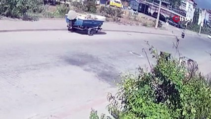 Tekne yüklü römorka çarpan motosikletli kaskı sayesinde hayatta kaldı: Kaza anı kamerada