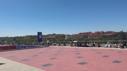 Grandes colas en el Metropolitano esperando al concierto de Aitana