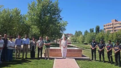 Homenaje a las víctimas del Covid en el monumento de Adoratrices