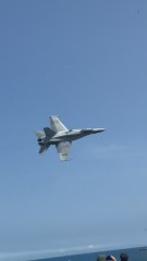 La peligrosa maniobra de un caza F-18 en plena playa de Gijón que dejó en shock a los bañistas