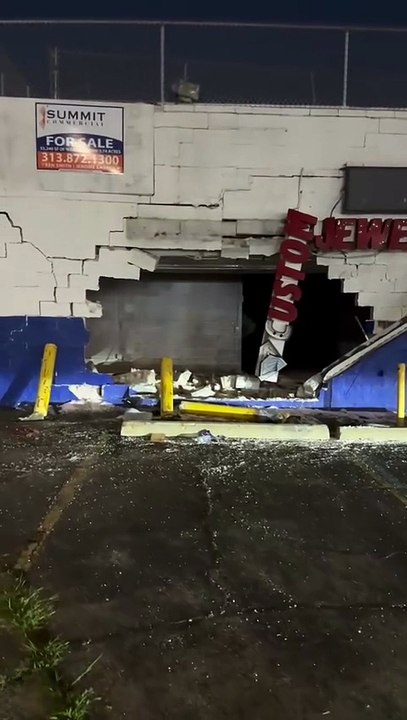 2 killed, 2 seriously injured when car crashes into abandoned furniture store