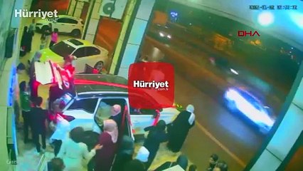 Aniden hareket eden gelin arabası yolu aşıp, metro hattı duvarına çarptı!