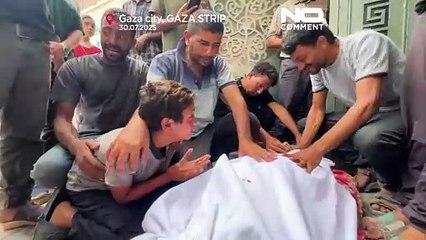 Ragazzo di Gaza piange il padre ucciso vicino a un sito di aiuti
