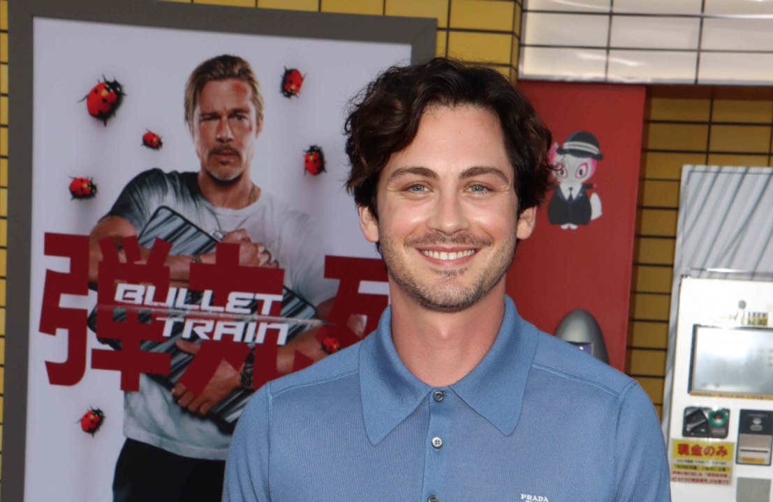 Logan Lerman raconte sa première rencontre avec Brad Pitt : “C’était la personne la plus cool que j’ai jamais vue”