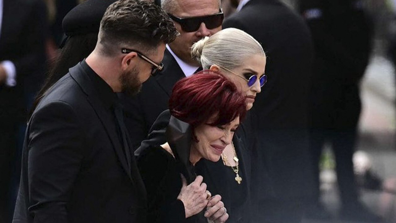 Funeral de Ozzy Osbourne: Sharon Osbourne, desconsolada, llega al puente de Black Sabbath para rendir tributo a su marido.