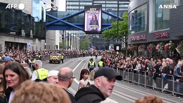 Birmingham saluta Ozzy Osbourne, in migliaia al corteo funebre
