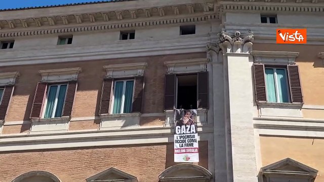Guerra Gaza, flashmob di Avs alla Camera, con lo striscione: L'ipocrisia uccide più della fame