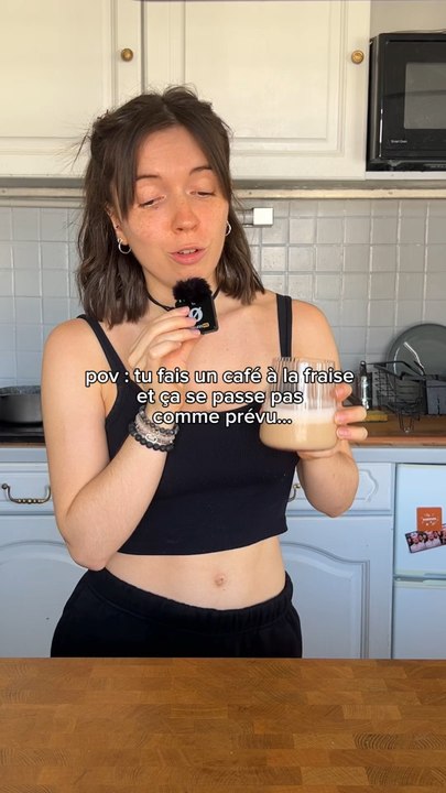 Je fais un café latté à la fraise