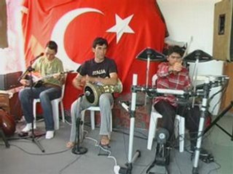 ÜMİT VE TAYFASI(VURMAM MI LAZIM)