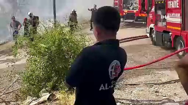 Mamak’ta gecekondu yangını binalara sıçradı: Yavru köpekleri itfaiye ekipleri kurtardı